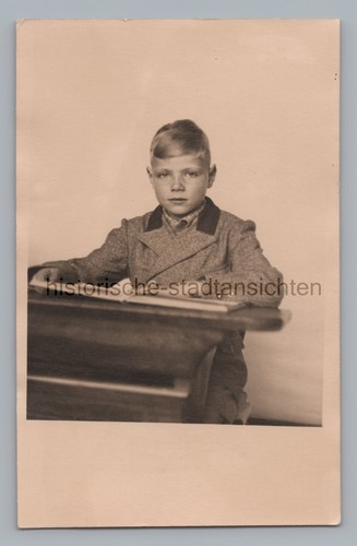 Ragazzo con banco scuola - ,